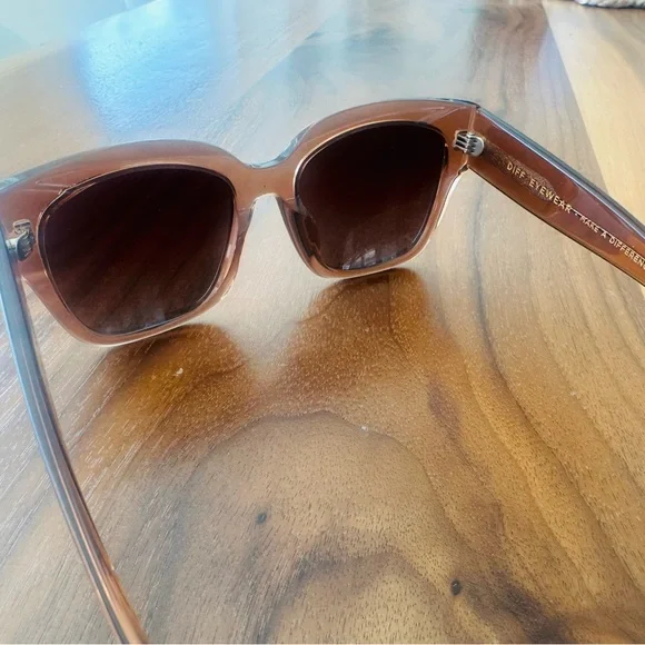 DIFF Polarized BELLA II Sunglasses in Light Brown - Picture 7 of 10